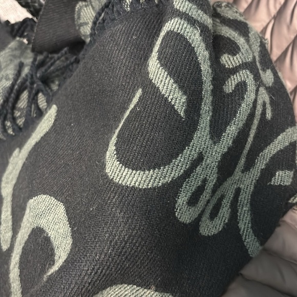 Elegant Black and Gray Patterned oversized Scarf - Picture 6 of 10